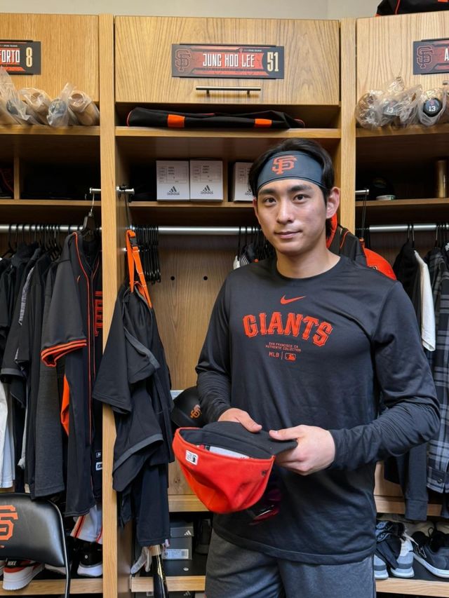 샌프란시스코 자이언츠 구단의 스프링캠프가 시작된 미국 애리조나주 스코츠데일 스타디움에서 이정후가 자신의 라커룸에서 포즈를 취하고 있다. 연합뉴스.