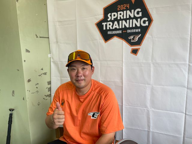 한화 이글스 내야수 안치홍이 스프링캠프지인 일본 오키나와 고친다 구장에서 인터뷰 후 기념촬영하고 있다. 안치홍은 지난 시즌 종료 후 다시 FA 자격을 얻어 롯데 자이언츠를 떠나 한화에 새 둥지를 틀었다. 오키나와, 최원영 기자