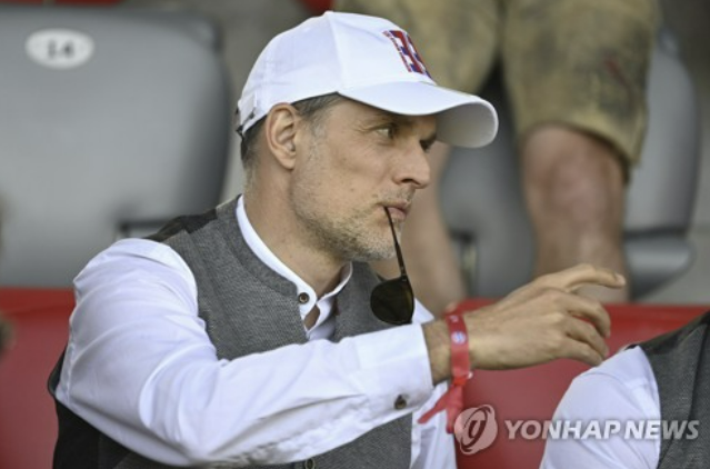  바이에른 뮌헨은 21일 구단 공식 홈페이지를 통해 2025년 6월 30일까지 계약돼 있던 토마스 투헬 감독과 2024년 6월 30일에 계약이 종료하기로 상호 합의했다고 발표했다. 지난해 3월 뮌헨 지휘봉을 잡은 투헬 감독은 최근 모든 대회에서 3연패 수렁에 빠지면서 끝내 계약 기간을 모두 채우는데 실패했다. 전화통화까지 하며 김민재를 뮌헨으로 데려 온 투헬 감독이 이번 시즌을 끝으로 떠나게 되면서 김민재는 올 여름 첫 번째 고비와 마주하게 됐다. 연합뉴스