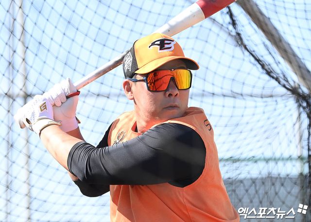 한화 이글스 내야수 안치홍이 스프링캠프에서 타격 훈련에 임하고 있다. 안치홍은 지난 시즌 종료 후 다시 FA 자격을 얻어 롯데 자이언츠를 떠나 한화에 새 둥지를 틀었다. 엑스포츠뉴스 DB​​
