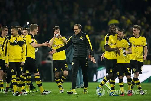  바이에른 뮌헨은 21일 구단 공식 홈페이지를 통해 2025년 6월 30일까지 계약돼 있던 토마스 투헬 감독과 2024년 6월 30일에 계약이 종료하기로 상호 합의했다고 발표했다. 지난해 3월 뮌헨 지휘봉을 잡은 투헬 감독은 최근 모든 대회에서 3연패 수렁에 빠지면서 끝내 계약 기간을 모두 채우는데 실패했다. 전화통화까지 하며 김민재를 뮌헨으로 데려 온 투헬 감독이 이번 시즌을 끝으로 떠나게 되면서 김민재는 올 여름 첫 번째 고비와 마주하게 됐다. 연합뉴스