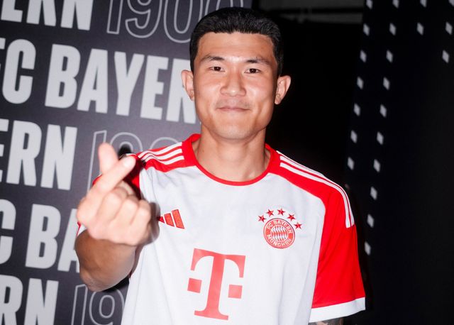  바이에른 뮌헨은 21일 구단 공식 홈페이지를 통해 2025년 6월 30일까지 계약돼 있던 토마스 투헬 감독과 2024년 6월 30일에 계약이 종료하기로 상호 합의했다고 발표했다. 지난해 3월 뮌헨 지휘봉을 잡은 투헬 감독은 최근 모든 대회에서 3연패 수렁에 빠지면서 끝내 계약 기간을 모두 채우는데 실패했다. 전화통화까지 하며 김민재를 뮌헨으로 데려 온 투헬 감독이 이번 시즌을 끝으로 떠나게 되면서 김민재는 올 여름 첫 번째 고비와 마주하게 됐다. 뮌헨