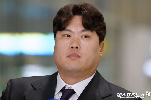 8년 170억 초대형 계약으로 화려한 귀환을 알린 한화 류현진이 23일 오전 인천국제공항을 통해 일본 오키나와로 출국했다. 한화 류현진이 출국 전 인터뷰를 갖고 있다. 인천공항, 김한준 기자