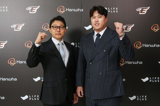 한화 이글스가 2월 22일 류현진과 계약기간 8년, 총액 170억 원의 계약을 발표했다. 류현진은 12년 만에 KBO리그로 복귀한다. 사진 엑스포츠뉴스 DB