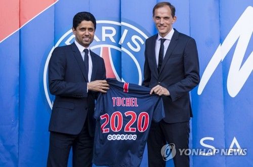  바이에른 뮌헨은 21일 구단 공식 홈페이지를 통해 2025년 6월 30일까지 계약돼 있던 토마스 투헬 감독과 2024년 6월 30일에 계약이 종료하기로 상호 합의했다고 발표했다. 지난해 3월 뮌헨 지휘봉을 잡은 투헬 감독은 최근 모든 대회에서 3연패 수렁에 빠지면서 끝내 계약 기간을 모두 채우는데 실패했다. 전화통화까지 하며 김민재를 뮌헨으로 데려 온 투헬 감독이 이번 시즌을 끝으로 떠나게 되면서 김민재는 올 여름 첫 번째 고비와 마주하게 됐다. 연합뉴스