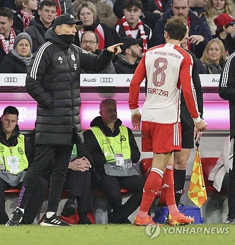  바이에른 뮌헨은 21일 구단 공식 홈페이지를 통해 2025년 6월 30일까지 계약돼 있던 토마스 투헬 감독과 2024년 6월 30일에 계약이 종료하기로 상호 합의했다고 발표했다. 지난해 3월 뮌헨 지휘봉을 잡은 투헬 감독은 최근 모든 대회에서 3연패 수렁에 빠지면서 끝내 계약 기간을 모두 채우는데 실패했다. 전화통화까지 하며 김민재를 뮌헨으로 데려 온 투헬 감독이 이번 시즌을 끝으로 떠나게 되면서 김민재는 올 여름 첫 번째 고비와 마주하게 됐다. 연합뉴스