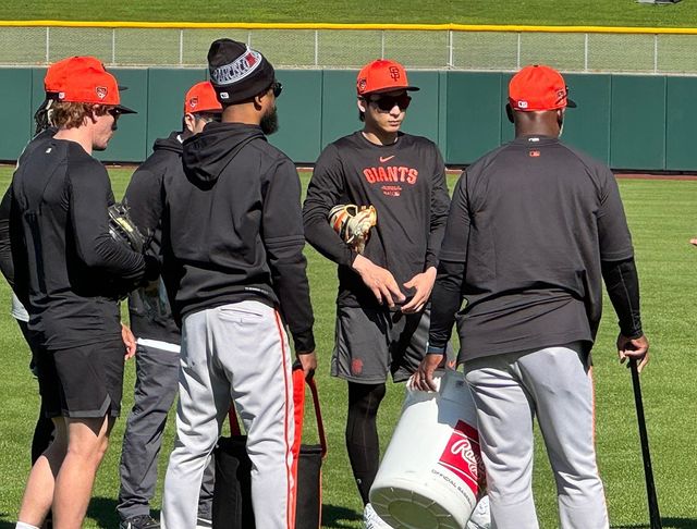샌프란시스코 자이언츠 이정후가 미국 애리조나주 스코츠데일 스타디움에서 시작한 구단의 스프링캠프에 합류해 팀 동료들과 코치의 설명을 듣고 있다. 연합뉴스.