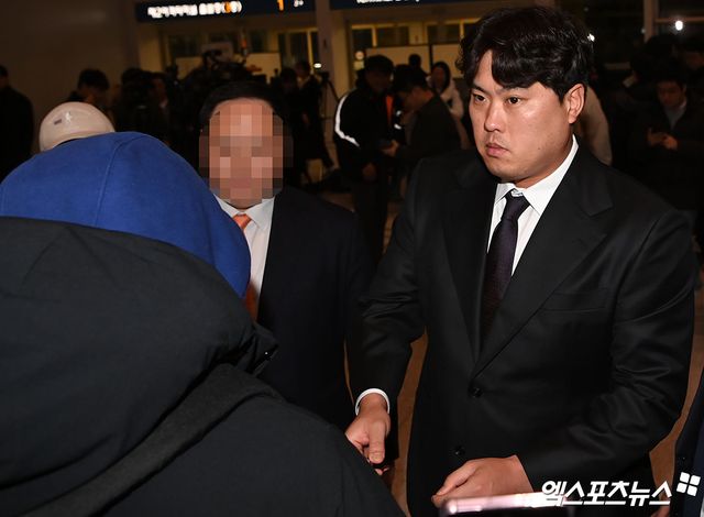 8년 170억 초대형 계약으로 화려한 귀환을 알린 한화 류현진이 23일 오전 인천국제공항을 통해 일본 오키나와로 출국했다. 한화 류현진이 팬들에게 사인을 해주고 있다. 인천공항, 김한준 기자