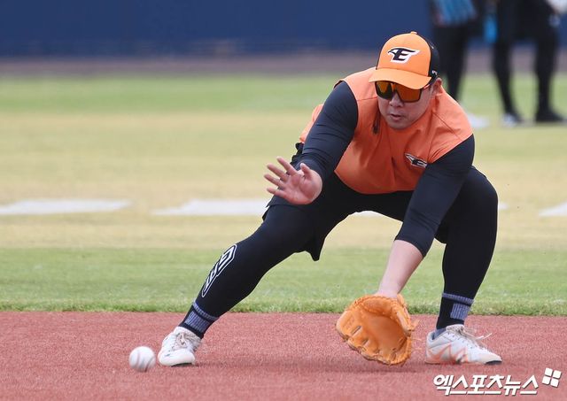 한화 이글스 내야수 안치홍이 스프링캠프에서 수비 훈련에 임하고 있다. 안치홍은 지난 시즌 종료 후 다시 FA 자격을 얻어 롯데 자이언츠를 떠나 한화에 새 둥지를 틀었다. 엑스포츠뉴스 DB​​
