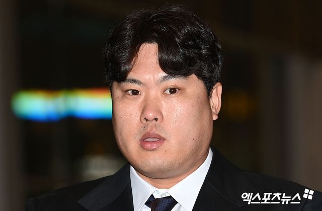 8년 170억 초대형 계약으로 화려한 귀환을 알린 한화 류현진이 23일 오전 인천국제공항을 통해 일본 오키나와로 출국했다. 한화 류현진이 출국 전 인터뷰를 갖고 있다. 인천공항, 김한준 기자