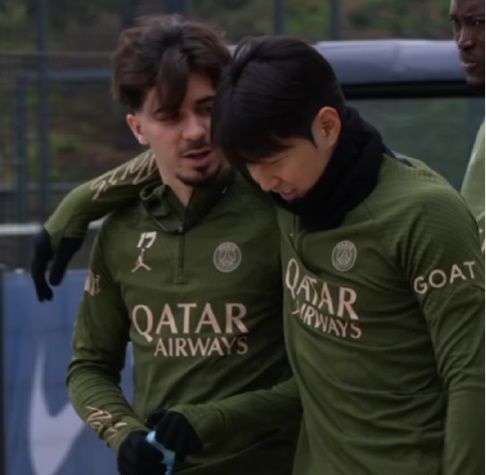 파리 생제르맹은 22일 구단 공식 SNS 계정을 통해 선수들의 훈련 영상을 게시했다. 오는 26일 오전 1시5분 프랑스 파리 파르크 데 프랭스에서 열리는 스타드 렌과의 프랑스 리그1 23라운드 홈경기를 앞두고 이강인은 밝은 얼굴로 훈련장에 등장했다. 훈련에 앞서 이강인은 영국 런던으로 날아가 대한민국 축구대표팀 손흥민한테 사과하면서 2023 아시아축구연맹 아시안컵 도중에 있었던 일련의 사건을 봉합했다. PSG SNS