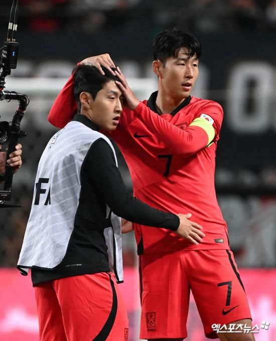 파리 생제르맹은 22일 구단 공식 SNS 계정을 통해 선수들의 훈련 영상을 게시했다. 오는 26일 오전 1시5분 프랑스 파리 파르크 데 프랭스에서 열리는 스타드 렌과의 프랑스 리그1 23라운드 홈경기를 앞두고 이강인은 밝은 얼굴로 훈련장에 등장했다. 훈련에 앞서 이강인은 영국 런던으로 날아가 대한민국 축구대표팀 손흥민한테 사과하면서 2023 아시아축구연맹 아시안컵 도중에 있었던 일련의 사건을 봉합했다. 엑스포츠뉴스DB