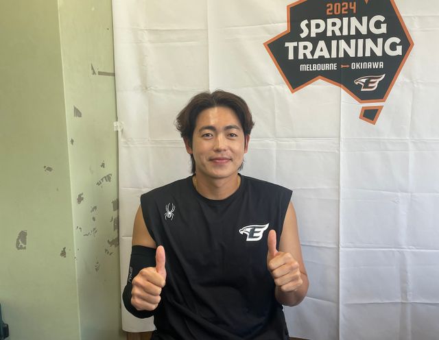 한화 이글스 투수 조장 이태양이 23일 스프링캠프지인 일본 오키나와 고친다 구장에서 인터뷰를 앞두고 기념촬영 하고 있다. 오키나와(일본), 최원영 기자​