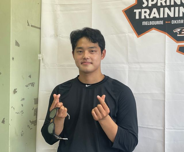 한화 이글스 선발투수 문동주가 23일 스프링캠프지인 일본 오키나와 고친다 구장에서 인터뷰를 앞두고 기념촬영 하고 있다. 오키나와(일본), 최원영 기자​