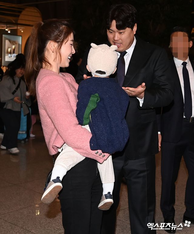 8년 170억 초대형 계약으로 화려한 귀환을 알린 한화 류현진이 23일 오전 인천국제공항을 통해 일본 오키나와로 출국했다. 한화 류현진이 가족의 배웅을 받고 있다. 인천공항, 김한준 기자