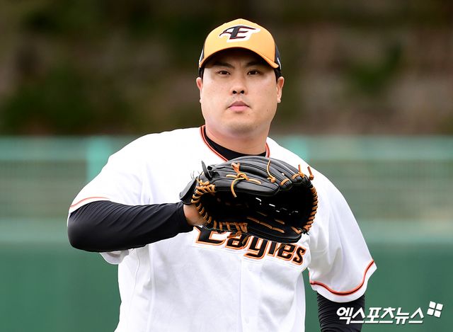 한화 이글스로 복귀한 선발투수 류현진이 23일 스프링캠프지인 일본 오키나와 고친다 구장에서 캐치볼하고 있다. 오키나와(일본), 고아라 기자