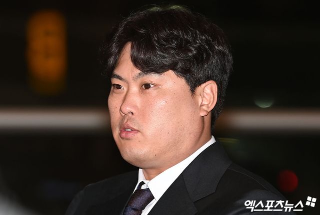 8년 170억 초대형 계약으로 화려한 귀환을 알린 한화 류현진이 23일 오전 인천국제공항을 통해 일본 오키나와로 출국했다. 한화 류현진이 출국 전 인터뷰를 갖고 있다. 인천공항, 김한준 기자