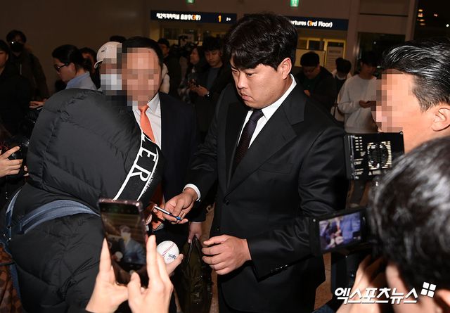 8년 170억 초대형 계약으로 화려한 귀환을 알린 한화 류현진이 23일 오전 인천국제공항을 통해 일본 오키나와로 출국했다. 한화 류현진이 팬들에게 사인을 해주고 있다. 인천공항, 김한준 기자