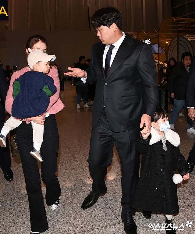 8년 170억 초대형 계약으로 화려한 귀환을 알린 한화 류현진이 23일 오전 인천국제공항을 통해 일본 오키나와로 출국했다. 한화 류현진이 가족들의 배웅을 받고 있다. 인천공항, 김한준 기자