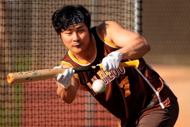 샌디에이고 파드리스 김하성이 올해 첫 시범경기에서 멀티출루를 달성했다. 김하성은 23일 LA 다저스와의 시범경기에서 5번타자 유격수로 선발 출전, 1타수 1안타 1볼넷을 기록하면서 팀의 기대에 부응했다. AP 연합뉴스