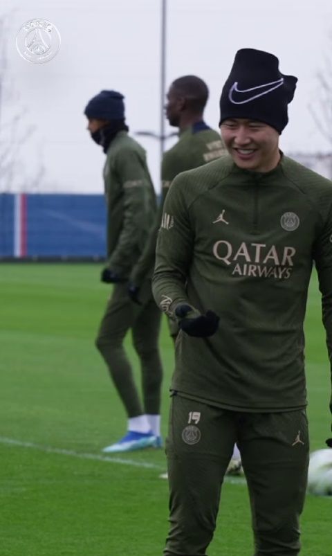 파리 생제르맹은 22일 구단 공식 SNS 계정을 통해 선수들의 훈련 영상을 게시했다. 오는 26일 오전 1시5분 프랑스 파리 파르크 데 프랭스에서 열리는 스타드 렌과의 프랑스 리그1 23라운드 홈경기를 앞두고 이강인은 밝은 얼굴로 훈련장에 등장했다. 훈련에 앞서 이강인은 영국 런던으로 날아가 대한민국 축구대표팀 손흥민한테 사과하면서 2023 아시아축구연맹 아시안컵 도중에 있었던 일련의 사건을 봉합했다. PSG SNS