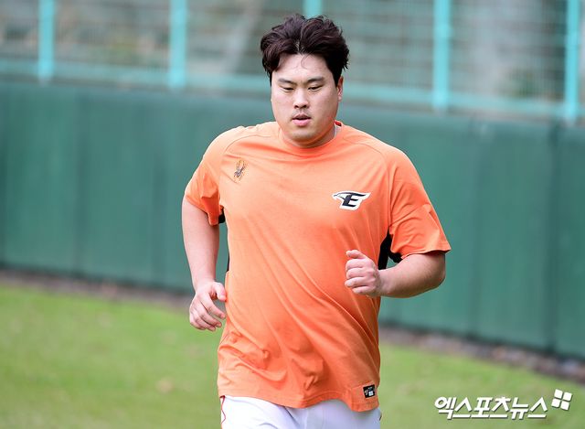 한화 이글스로 복귀한 선발투수 류현진이 23일 스프링캠프지인 일본 오키나와 고친다 구장에서 러닝하고 있다. 오키나와(일본), 고아라 기자