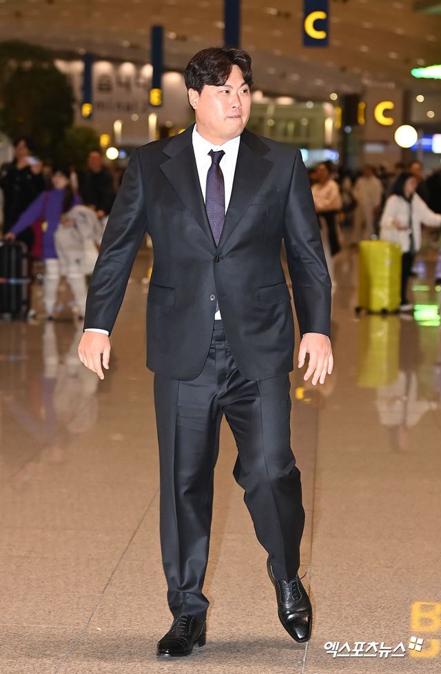 8년 170억 초대형 계약으로 화려한 귀환을 알린 한화 류현진이 23일 오전 인천국제공항을 통해 일본 오키나와로 출국했다. 한화 류현진이 인터뷰 장소로 이동하고 있다. 인천공항, 김한준 기자