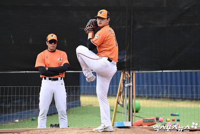 한화 이글스 선발투수 문동주의 스프링캠프 불펜 피칭 모습. 엑스포츠뉴스 DB