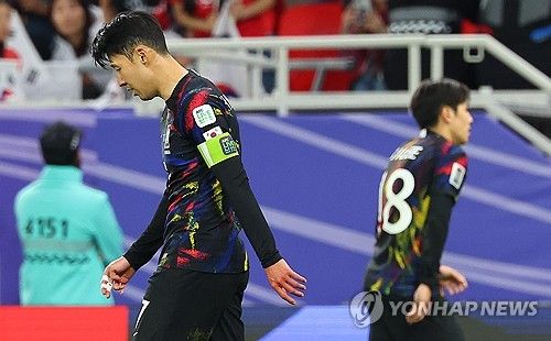 파리 생제르맹은 22일 구단 공식 SNS 계정을 통해 선수들의 훈련 영상을 게시했다. 오는 26일 오전 1시5분 프랑스 파리 파르크 데 프랭스에서 열리는 스타드 렌과의 프랑스 리그1 23라운드 홈경기를 앞두고 이강인은 밝은 얼굴로 훈련장에 등장했다. 훈련에 앞서 이강인은 영국 런던으로 날아가 대한민국 축구대표팀 손흥민한테 사과하면서 2023 아시아축구연맹 아시안컵 도중에 있었던 일련의 사건을 봉합했다. 연합뉴스