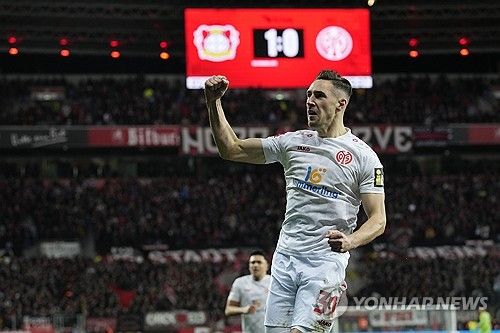 마인츠가 24일 독일 레버쿠젠에 있는 바이 아레나에서 열린 바이엘 레버쿠젠과의 2023-2024시즌 분데스리가 23라운드 원정 경기에서 1-2로 패했다.&nbsp;연합뉴스