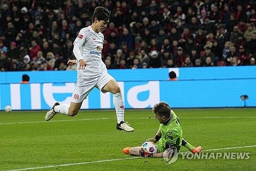 마인츠가 24일 독일 레버쿠젠에 있는 바이 아레나에서 열린 바이엘 레버쿠젠과의 2023-2024시즌 분데스리가 23라운드 원정 경기에서 1-2로 패했다.&nbsp;연합뉴스