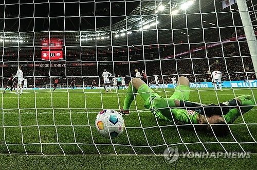 마인츠가 24일 독일 레버쿠젠에 있는 바이 아레나에서 열린 바이엘 레버쿠젠과의 2023-2024시즌 분데스리가 23라운드 원정 경기에서 1-2로 패했다.&nbsp;연합뉴스