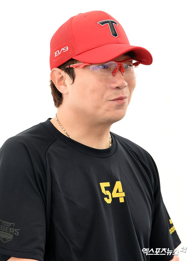 KIA 타이거즈 좌완 선발투수 양현종이 24일 KIA의 스프링캠프지인 일본 오키나와 킨 구장에서 인터뷰하고 있다. 오키나와(일본), 고아라 기자​