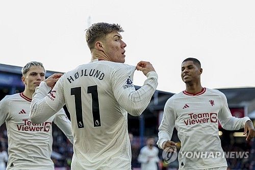 상승세를 타던 맨체스터 유나이티드가 치명상을 입었다. 최전방 공격수 라스무스 호일룬(21)이 부상으로 더비 경기에서 이탈한다.&nbsp; 맨유가 23일(한국시간) 구단 공식 홈페이지를 통해 호일룬이 근육 부상으로 인해 최대 3주간 결장한다고 발표했다. AP 연합뉴스
