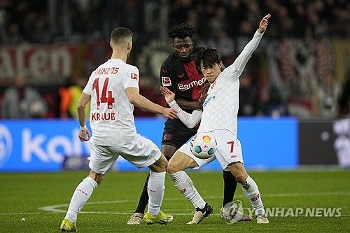 마인츠가 24일 독일 레버쿠젠에 있는 바이 아레나에서 열린 바이엘 레버쿠젠과의 2023-2024시즌 분데스리가 23라운드 원정 경기에서 1-2로 패했다.&nbsp;연합뉴스