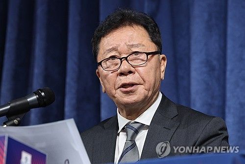 대한축구협회 전력강화위원회가 24일 오전 서울 종로구 축구회관에서 2차 회의를 열고 대표팀 감독 후보군을 좁힌다. 국내 감독으로는 홍명보 울산 HD 감독, 김학범 제주 유나이티드 감독, 신태용 인도네시아 대표팀 감독, 최용수 전 강원FC 감독 등이 하마평에 오르고 있다. 연합뉴스