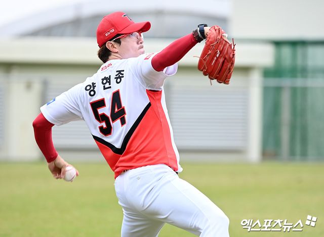 KIA 타이거즈 좌완 선발투수 양현종이 24일 KIA의 스프링캠프지인 일본 오키나와 킨 구장에서 훈련하고 있다. 오키나와(일본), 고아라 기자​