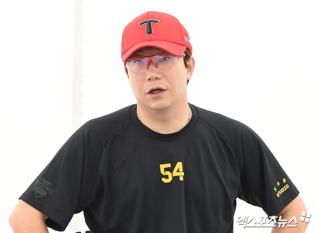 KIA 타이거즈 좌완 선발투수 양현종이 24일 KIA의 스프링캠프지인 일본 오키나와 킨 구장에서 인터뷰하고 있다. 오키나와(일본), 고아라 기자