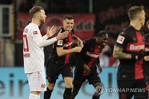 마인츠가 24일 독일 레버쿠젠에 있는 바이 아레나에서 열린 바이엘 레버쿠젠과의 2023-2024시즌 분데스리가 23라운드 원정 경기에서 1-2로 패했다.&nbsp;연합뉴스