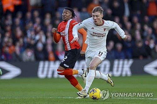 상승세를 타던 맨체스터 유나이티드가 치명상을 입었다. 최전방 공격수 라스무스 호일룬(21)이 부상으로 더비 경기에서 이탈한다.&nbsp; 맨유가 23일(한국시간) 구단 공식 홈페이지를 통해 호일룬이 근육 부상으로 인해 최대 3주간 결장한다고 발표했다. AP 연합뉴스