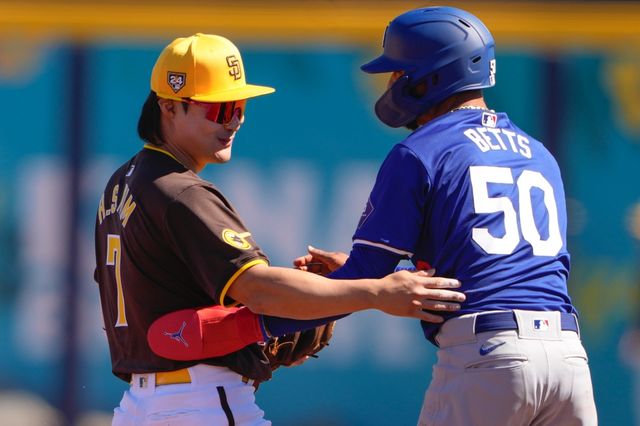 샌디에이고 파드리스의 내야수 김하성이 두 번째 시범경기에서도 1타수 1안타 1볼넷 출루를 이어가며 쾌조의 컨디션을 자랑했다. 김하성이 트레이드 없이 정규시즌 개막을 맞이한다면 다음달 20~21일 서울 고척스카이돔에서 열리는 다저스와의 개막 2연전에 출격한다. AP, 연합뉴스