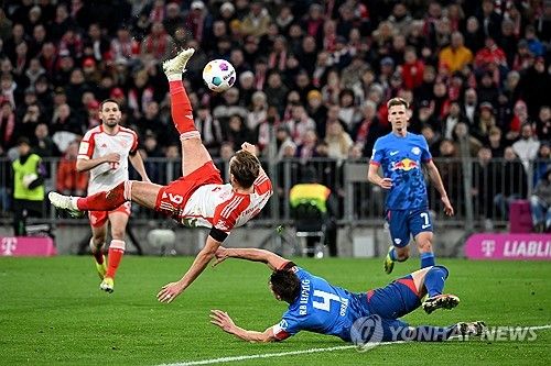 바이에른 뮌헨이 25일 독일 뮌헨 알리안츠 아레나에서 열린 RB라이프치히와의 독일 분데스리가 23라운드 홈경기에서 해리 케인의 멀티골에 힘입어 승리를 거두며 3연패 탈출에 성공했다. 이날 뮌헨 핵심 센터배 김민재는 체력 관리 차원에서 벤치 명단에 포함돼 후반 36분 교체로 들어와 짧은 시간을 소화했다. 연합뉴스