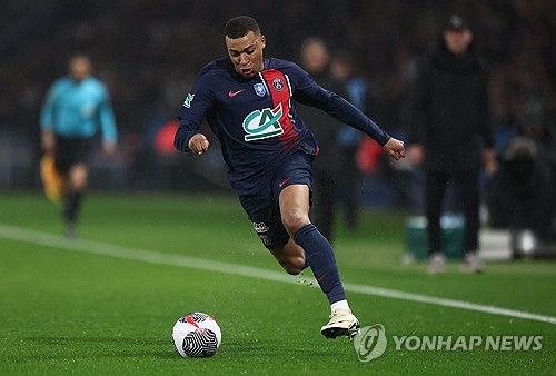 디 아슬레틱은 27일 알폰소 데이비스가 레알 마드리드와 2024년 혹은 2025년 여름에 합류하는 방안을 두고 구두 합의를 마쳤다고 전했다. 바이에른 뮌헨 핵심 선수인 데이비스는 이적을 추진하면서 김민재와 1년 만에 이별할 가능성이 높아졌다. 연합뉴스