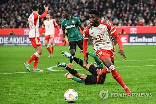 디 아슬레틱은 27일 알폰소 데이비스가 레알 마드리드와 2024년 혹은 2025년 여름에 합류하는 방안을 두고 구두 합의를 마쳤다고 전했다. 바이에른 뮌헨 핵심 선수인 데이비스는 이적을 추진하면서 김민재와 1년 만에 이별할 가능성이 높아졌다. 연합뉴스