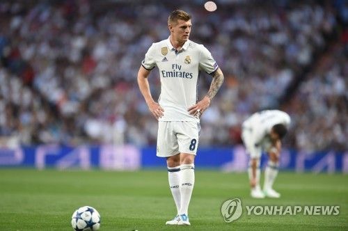 디 아슬레틱은 27일 알폰소 데이비스가 레알 마드리드와 2024년 혹은 2025년 여름에 합류하는 방안을 두고 구두 합의를 마쳤다고 전했다. 바이에른 뮌헨 핵심 선수인 데이비스는 이적을 추진하면서 김민재와 1년 만에 이별할 가능성이 높아졌다. 연합뉴스