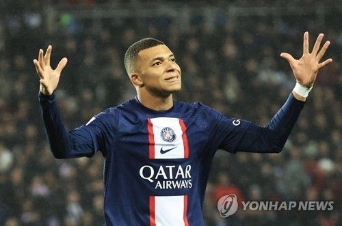 디 아슬레틱은 27일 알폰소 데이비스가 레알 마드리드와 2024년 혹은 2025년 여름에 합류하는 방안을 두고 구두 합의를 마쳤다고 전했다. 바이에른 뮌헨 핵심 선수인 데이비스는 이적을 추진하면서 김민재와 1년 만에 이별할 가능성이 높아졌다. 연합뉴스