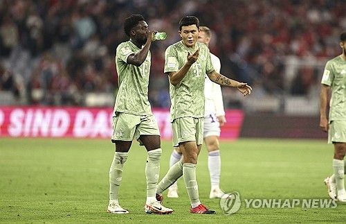 디 아슬레틱은 27일 알폰소 데이비스가 레알 마드리드와 2024년 혹은 2025년 여름에 합류하는 방안을 두고 구두 합의를 마쳤다고 전했다. 바이에른 뮌헨 핵심 선수인 데이비스는 이적을 추진하면서 김민재와 1년 만에 이별할 가능성이 높아졌다. 연합뉴스