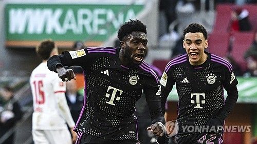 디 아슬레틱은 27일 알폰소 데이비스가 레알 마드리드와 2024년 혹은 2025년 여름에 합류하는 방안을 두고 구두 합의를 마쳤다고 전했다. 바이에른 뮌헨 핵심 선수인 데이비스는 이적을 추진하면서 김민재와 1년 만에 이별할 가능성이 높아졌다. 연합뉴스