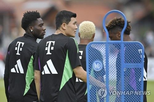 디 아슬레틱은 27일 알폰소 데이비스가 레알 마드리드와 2024년 혹은 2025년 여름에 합류하는 방안을 두고 구두 합의를 마쳤다고 전했다. 바이에른 뮌헨 핵심 선수인 데이비스는 이적을 추진하면서 김민재와 1년 만에 이별할 가능성이 높아졌다. 연합뉴스