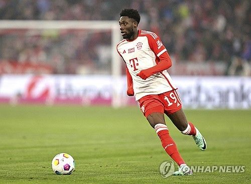 디 아슬레틱은 27일 알폰소 데이비스가 레알 마드리드와 2024년 혹은 2025년 여름에 합류하는 방안을 두고 구두 합의를 마쳤다고 전했다. 바이에른 뮌헨 핵심 선수인 데이비스는 이적을 추진하면서 김민재와 1년 만에 이별할 가능성이 높아졌다. 연합뉴스